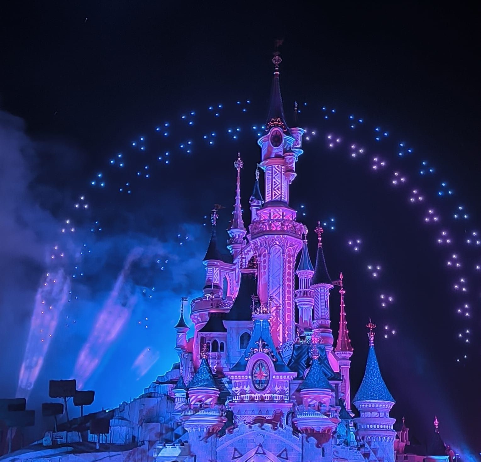 El castillo de Disneyland Paris iluminado de noche, accesible para todos los visitantes