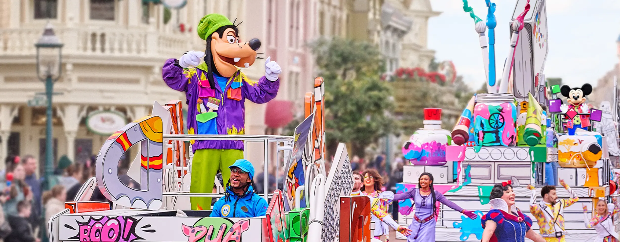 Desfile de personajes por Main Street en Disneyland Paris